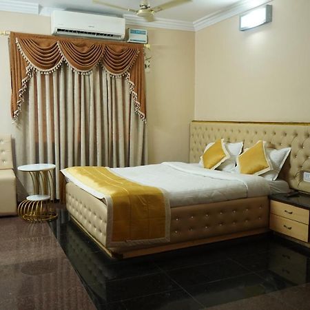 שירדי Sai Samrat Hotel מראה חיצוני תמונה