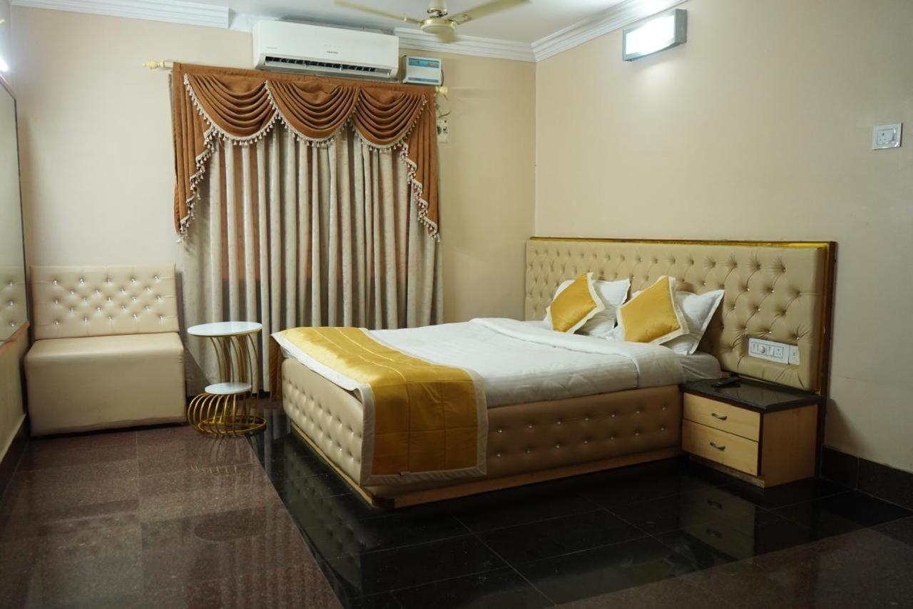 שירדי Sai Samrat Hotel מראה חיצוני תמונה